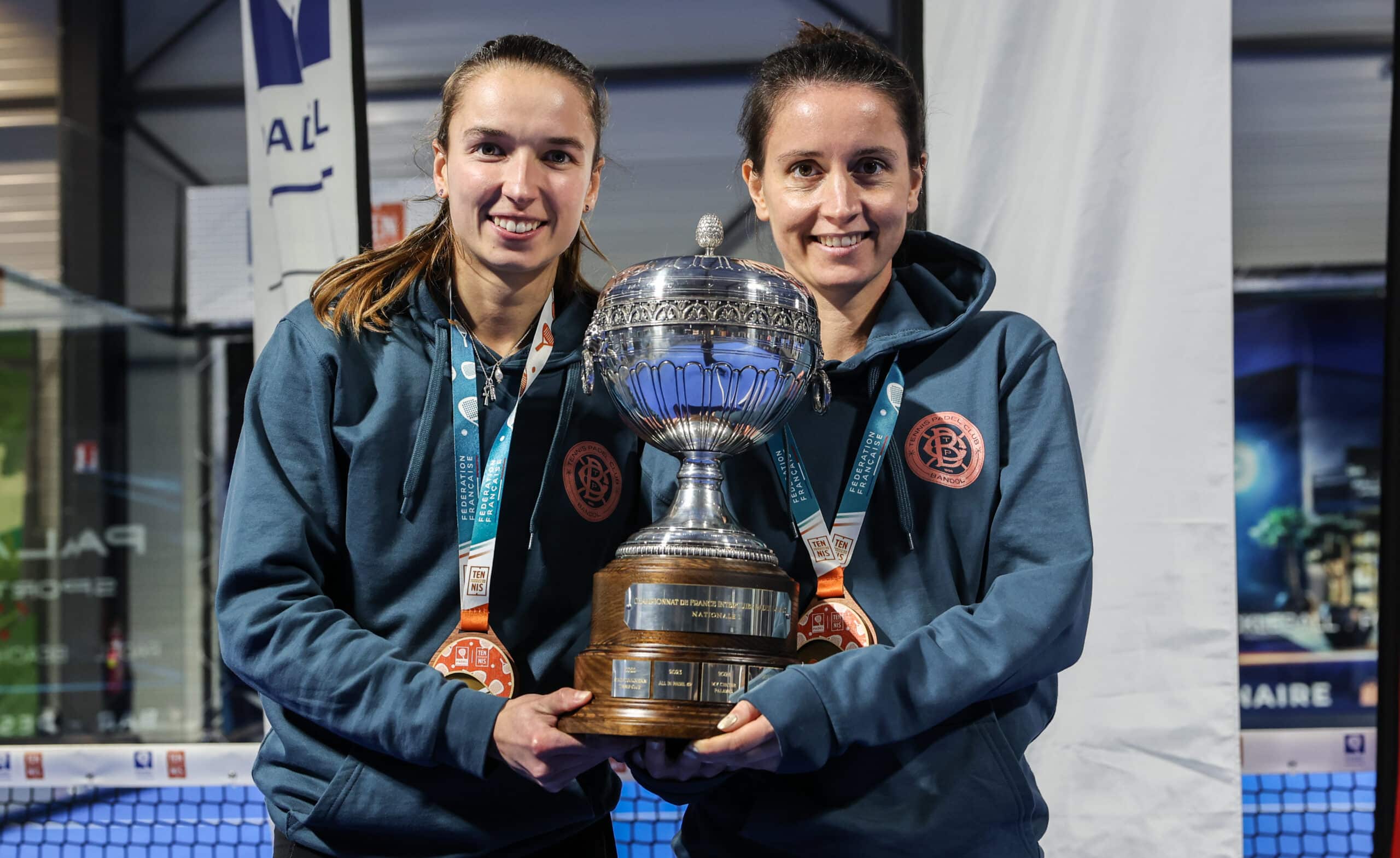 Deux championnes du Tennis Padel Club Bandol avec leur trophée du Championnat de France Interclubs Nationale 1.
