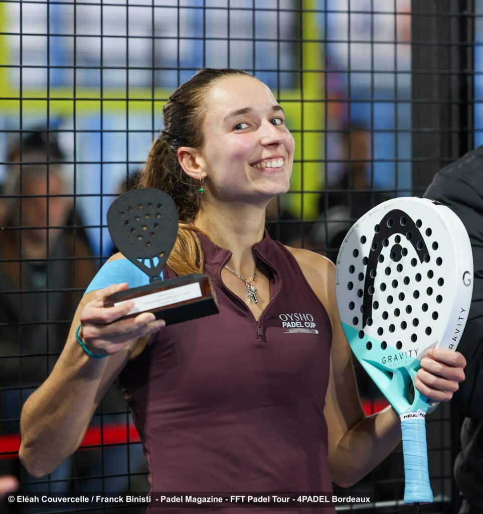 Gagnante de l'Oysho Padel Cup avec son trophée et sa raquette Head Gravity Motion au tournoi 4PADEL Bordeaux.